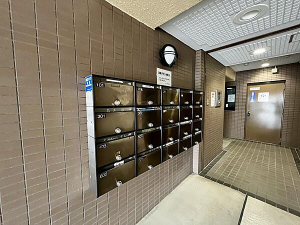 共用部も綺麗に管理されております。屋内型ポストで雨の日も安心です