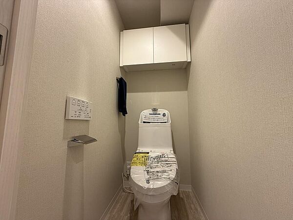 トイレにも収納棚があり、日用品もストックしていただけます！
