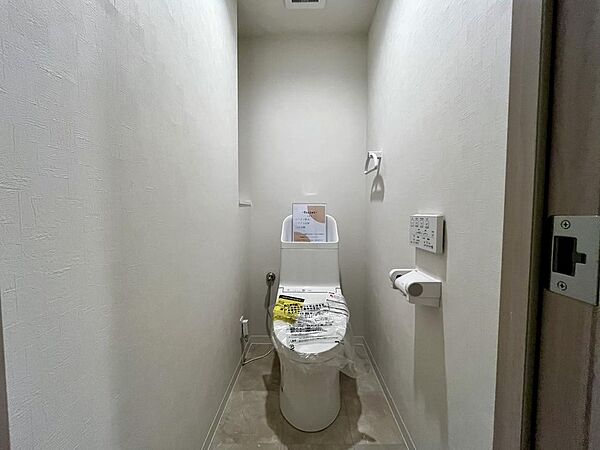 新規交換済みの清潔感あるトイレ空間。シンプルで使いやすいデザインです。