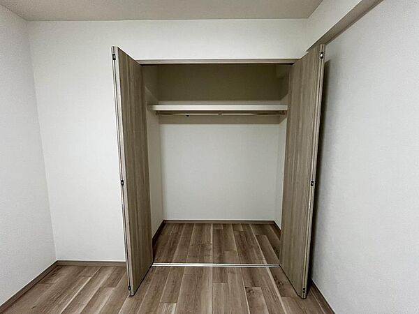 ハンガーパイプ付きのクローゼットを完備。衣類や荷物をすっきり収納可能です。