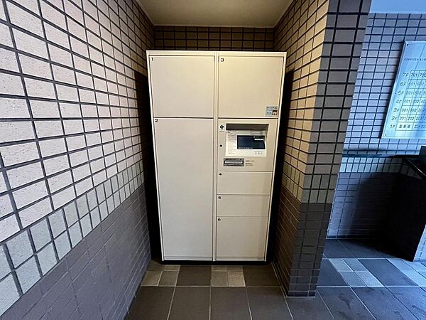 不在時にも荷物の受け取りが可能な宅配ボックス付き。共働きのご家庭や外出の多い方にも便利な設備です。ネットショッピング利用時にも重宝します。