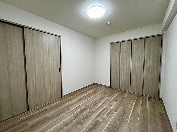 収納付きで使い勝手の良い洋室。シンプルな間取りで家具配置もしやすい空間です。