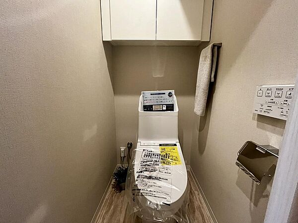 新規交換済みの清潔感あるトイレ空間。