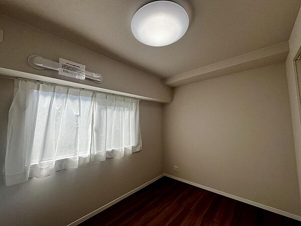 家具配置のしやすい整った形状の洋室です。主寝室や子ども部屋としても利用しやすい空間。