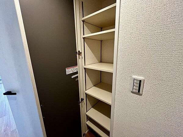 クローゼットや可動棚収納など収納スペース豊富。