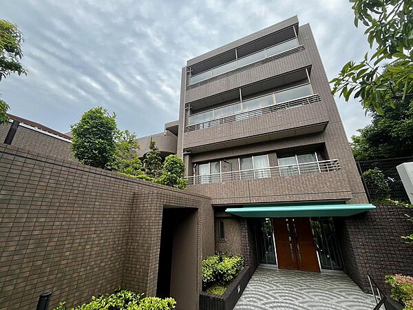 低層レジデンスならではの重厚感ある外観デザイン。