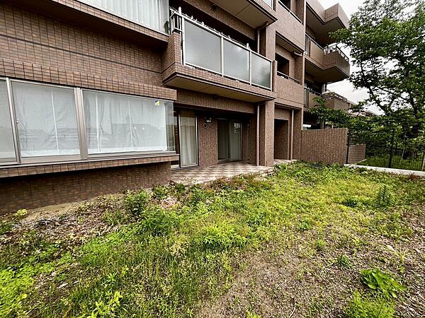 戸建感覚で使える広々専用庭付き住戸。