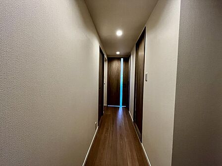 ・居室へと続くゆとりある廊下。プライベート空間をしっかり確保した間取りです。
