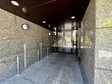 ホテルライクなエントランスがお出迎え。住まう方の満足感を高めてくれる上質な共用空間です。