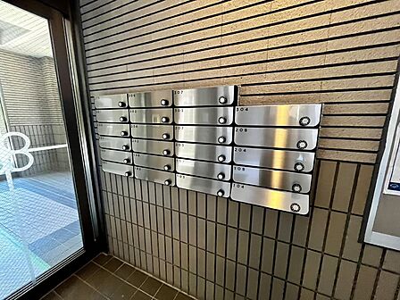 共用部には整理された集合ポストを設置しています。