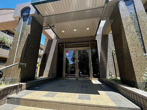 重厚感のある佇まいが印象的なマンション外観。落ち着いた住環境でゆとりある暮らしを実現します。