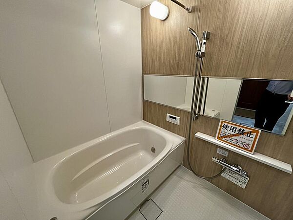 木目調パネルを採用した落ち着きのあるバスルーム。