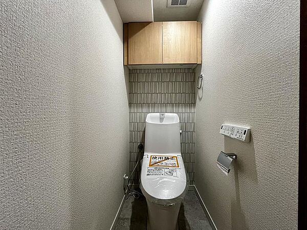 温水洗浄便座付きの快適なトイレ空間です。