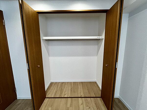 ワイドなクローゼットで収納力を確保しています。