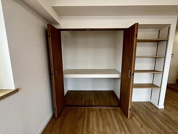 リビング収納付きで生活感をすっきり隠せます。