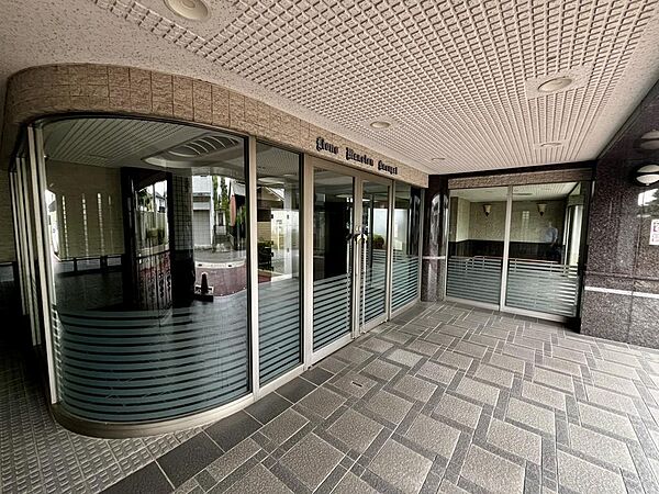 高級感のあるエントランスが住まう方を迎えます。