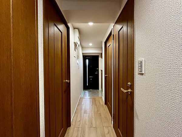 木目調の建具が上質な印象を演出する玄関ホールです。