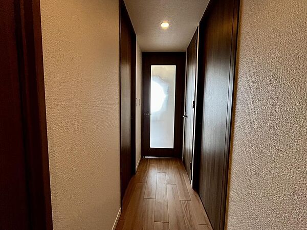 室内全体に統一感のある木目調建具を採用しています。