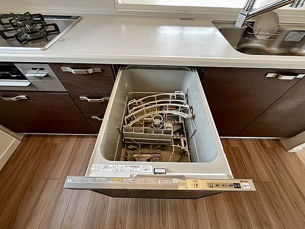 家事負担を軽減する食器洗浄乾燥機付き。