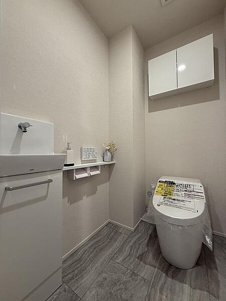 タンクレス風のトイレでスッキリしたデザインです！