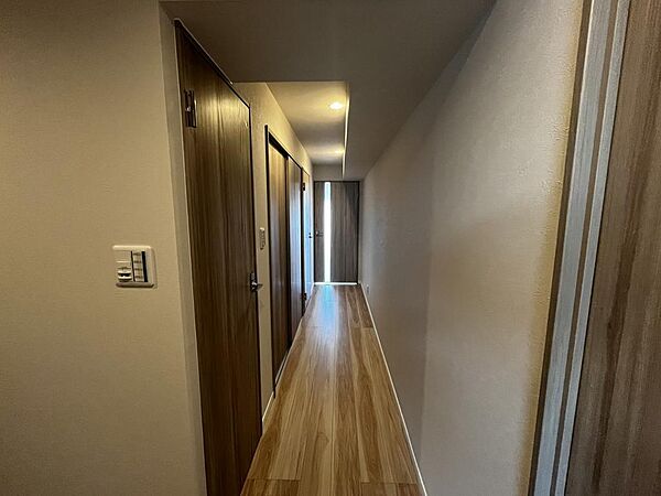 各居室への生活動線が分かりやすい、すっきりとした廊下です。
