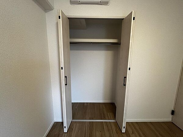 洋室にはクローゼットを備え、衣類をすっきり収納できます。