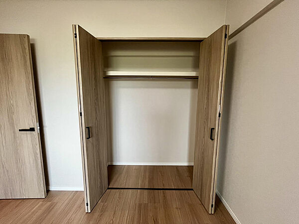 衣類からバッグ、小物までまとめて収納できるゆとりある収納スペースです。