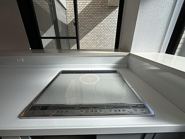 3口IHを備えており、複数の調理を効率よく進められます。