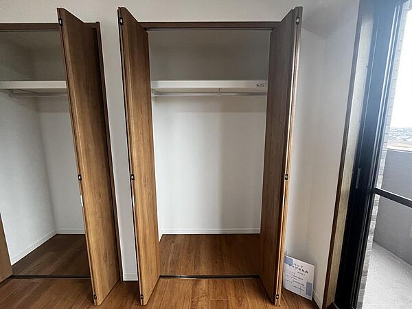 コートやシャツなども掛けたまま収納できます。