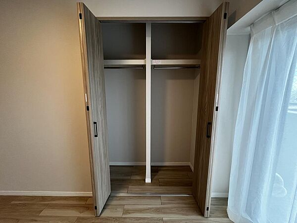 コートやシャツなども掛けたまま収納できます。