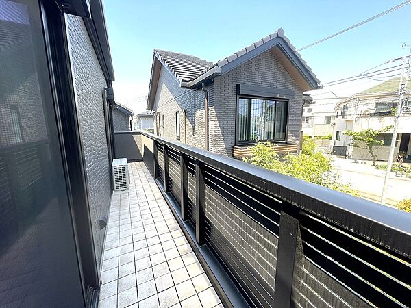 開放感のある広々としたバルコニーです。陽当たりが良く、洗濯物や布団を一度にたくさん干すことができます。お好みのグリーンを置いてミニガーデンも楽しめます。