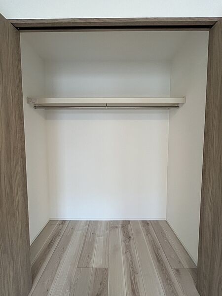 ハンガーパイプと上部棚を備えた便利なクローゼット。限られたスペースを有効に使える設計です。
