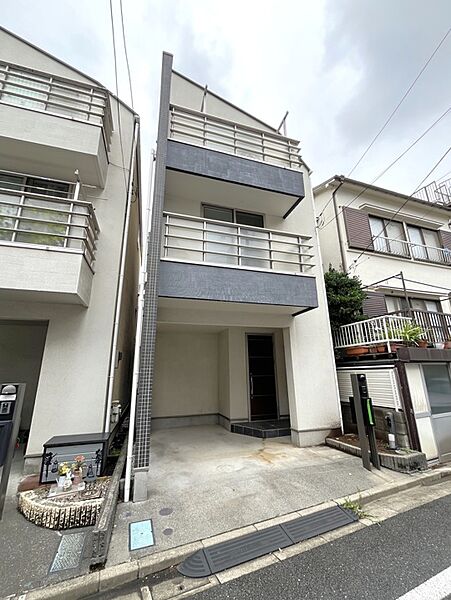 落ち着いた外観デザインの一戸建て。ビルトインガレージ付きで大切な愛車も安心です。