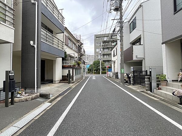 閑静な住宅街に位置する現地周辺。交通量が少なく小さなお子様がいるご家庭も安心です。