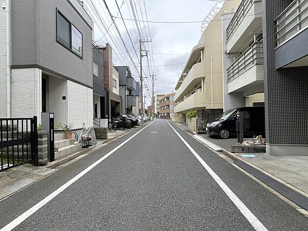 周辺は静かで落ち着いた住環境。道幅も十分確保されているため駐車もスムーズに行えます。