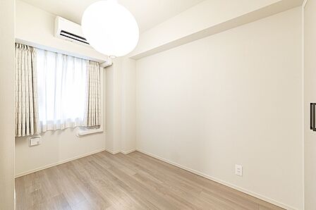 白を基調とした明るく清潔感あふれる洋室。シンプルな内装でお好みの家具やインテリアが映えるデザインです。エアコンも設置済みで、寝室や子供部屋、リモートワーク部屋としても快適にお使いいただけます。