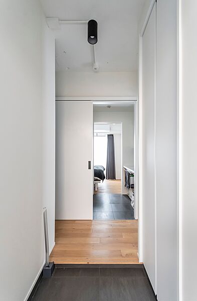 2022年12月リフォーム当初の玄関。白を基調としたスタイリッシュな内装と、奥まで視線が抜ける開放的な間取りが魅力。引き戸を開ければ、明るく広々とした一体感のある住空間が広がります。