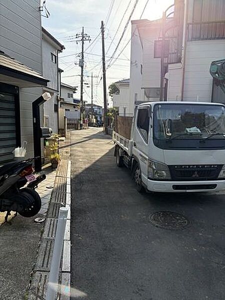 前面道路（物件は、工事車両の右手）
