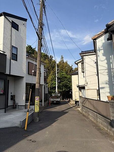 前面道路（物件は、工事車両の左手）