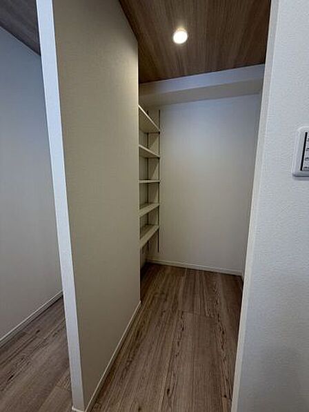 キッチン背面の大型パントリー
