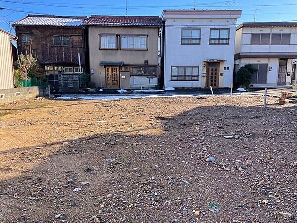 間口は10ｍありますので4台ほど駐車可能です(車種により)