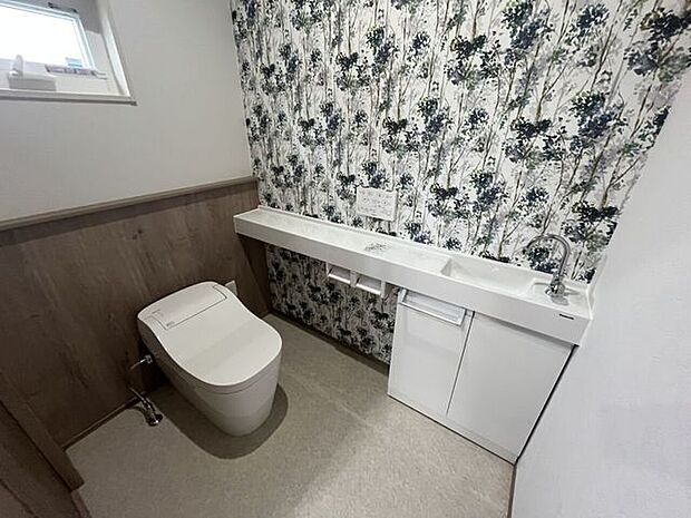 ◎タンクレス節水型トイレ◎手洗いボウル付きカウンター◎トイレ収納◎アクセントクロス◎腰壁