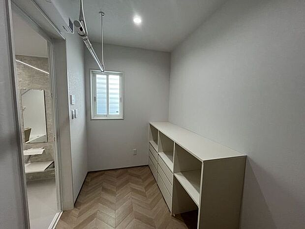 脱衣所◎室内物干し◎キャビネット＊ヘリンボーン柄のフローリングでおしゃれ度アップ♪◎ダウンライト