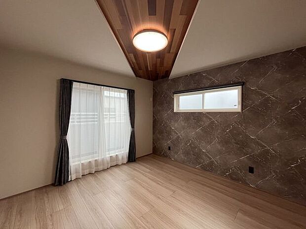 2F 西洋室(8帖)主寝室◎ウォークインクローゼット◎アクセントクロス◎折上げ天井