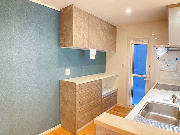 カップボード付キッチン！食器棚を用意する必要無しです！食器や調理用家電器具などもすっきり片付きます♪
