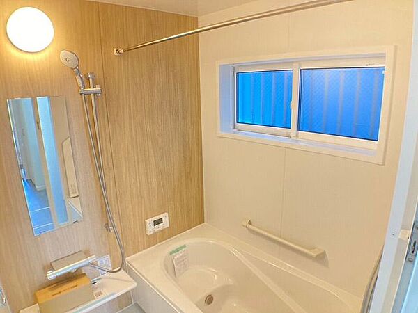 今人気のエコベンチタイプの浴槽を採用！嬉しい浴室乾燥機付きです！