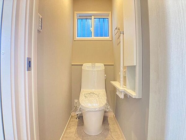 温水洗浄便座のトイレ！手すり付きでお子様やご年配の方も使いやすい設計ですね！便利な収納完備！