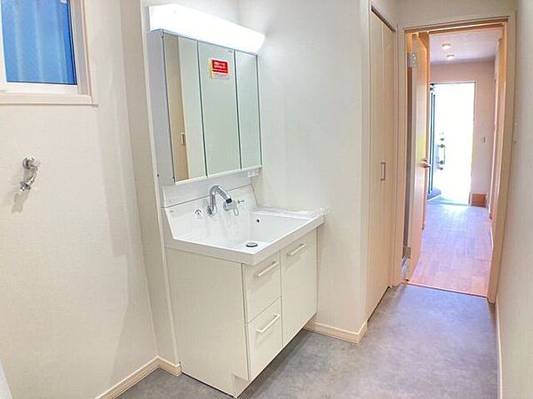 玄関よりお風呂、洗面所に直行出来るので、帰宅後の手洗いがスムーズに出来ます！