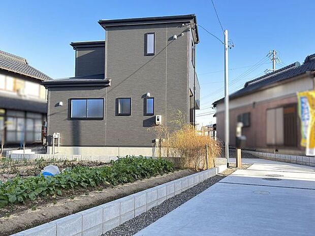 ＊前面道路からのアプローチ＊縦列駐車で2台可能