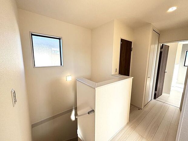 2F 階段上〇階段手すり〇ダウンライト〇廊下収納